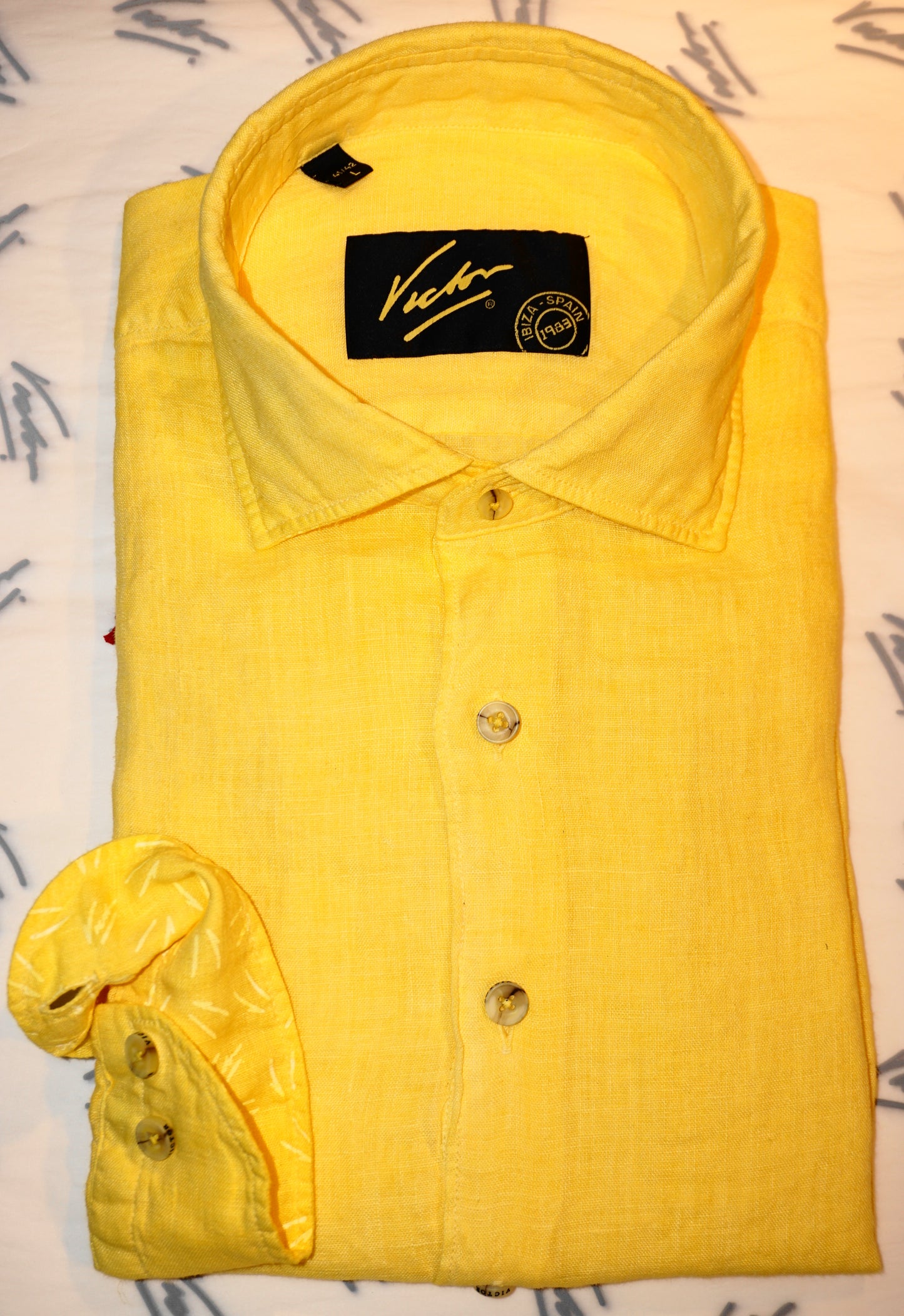 VICTOR LOGO AMARILLO